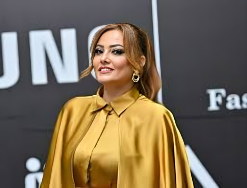 الفنانة بشرى أثناء تلقي العلاج الطبيعي بسبب مشاكل في العظام والرقبة.