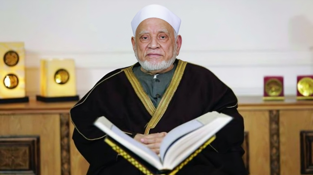 الدكتور أحمد عمر هاشم أثناء إجراء الفحوصات الطبية في المستشفى بعد تعرضه لإجهاد شديد.