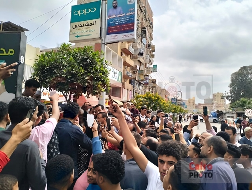 الطفل ياسين داخل قاعة المحكمة مرتديًا زي سبايدر مان وسط دعم شعبي واسع خلال أولى جلسات محاكمة المتهم بالاعتداء عليه.