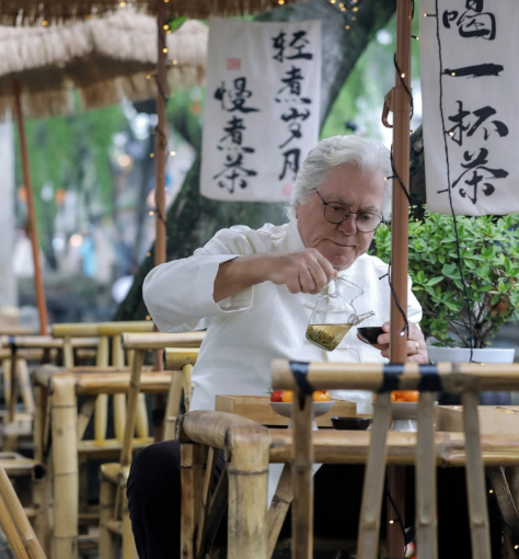 حسين فهمي في كواليس فيلمه الصيني The Story I Found in China