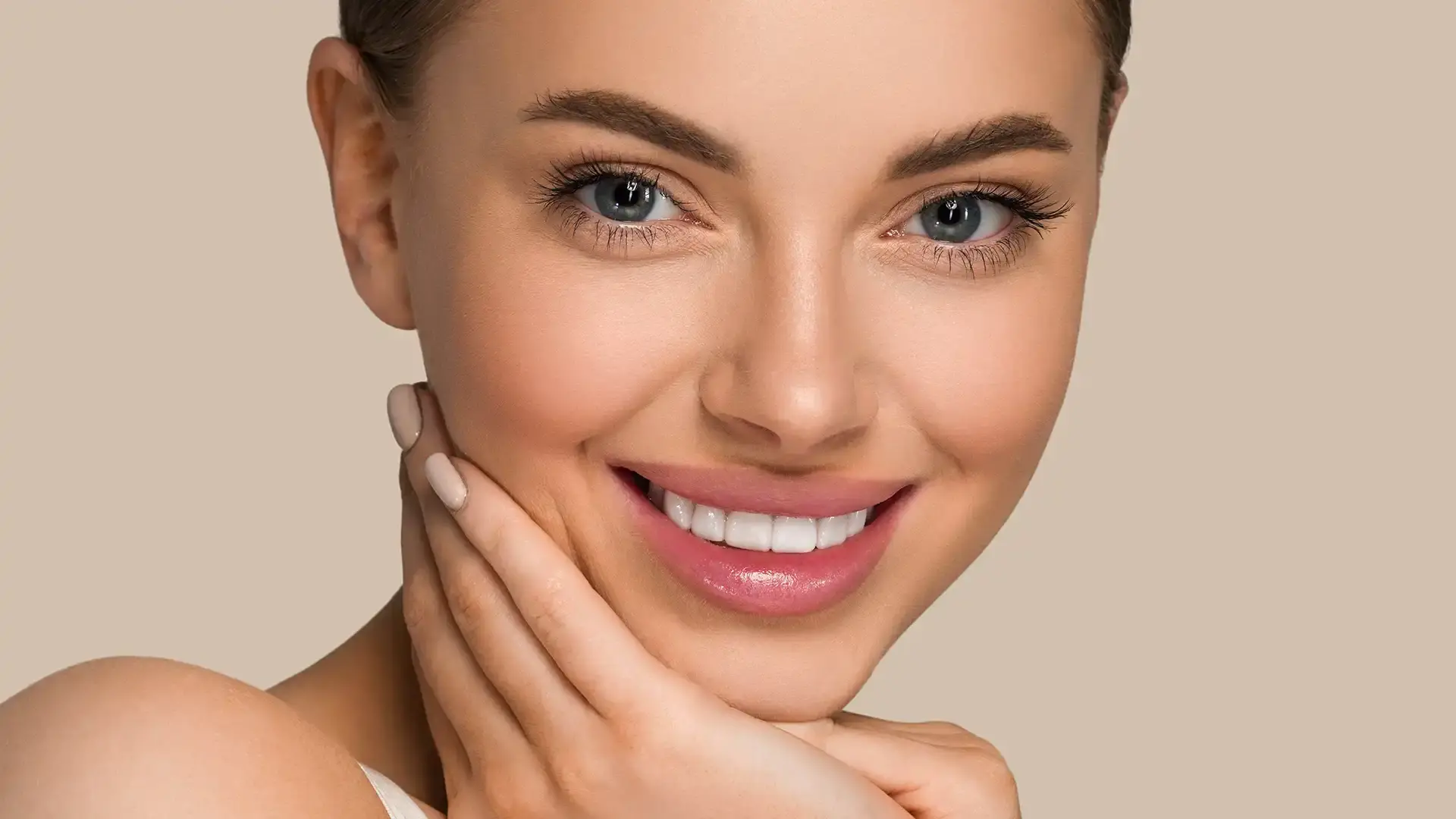 الفرق بين ابتسامة هوليود وتجميل الأسنان التقليدي من حيث الشكل والتكلفة والنتائج