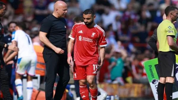 محمد صلاح بقميص ليفربول بعد الفوز بجائزة أفضل لاعب في أبريل