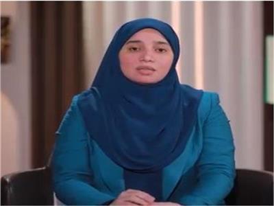 امرأة تفكر في التيمم بسبب برودة الماء