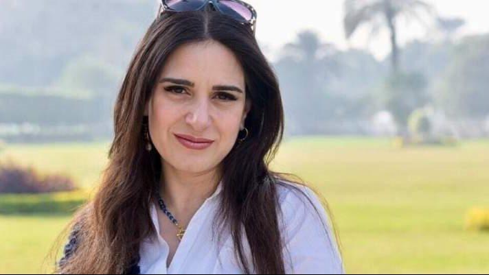 ميرنا وليد على خشبة مسرح ميامي أثناء عرض مسرحية ابن الأصول وسط أجواء جماهيرية