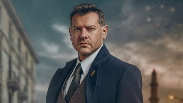 عمرو يوسف في مشهد درامي من مسلسل الفرنساوي ينقذ إنجي كيوان