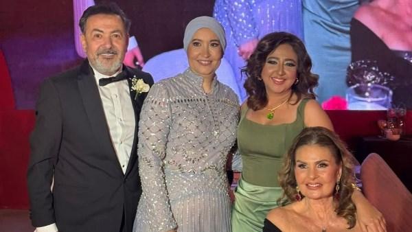 يسرا خلال حضورها حفل زفاف ابنة الإعلامي خيري رمضان في أحد فنادق القاهرة