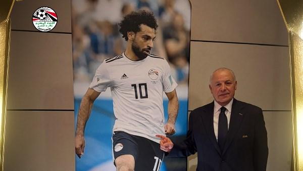 هاني أبو ريدة يطمئن على محمد صلاح قبل كأس العالم