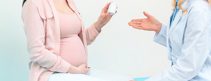 طبيب نساء وتوليد يقوم بمتابعة الحمل