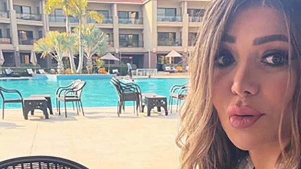 لقاء سويدان تحتفل بشم النسيم وهي تحمل طبق الفسيخ