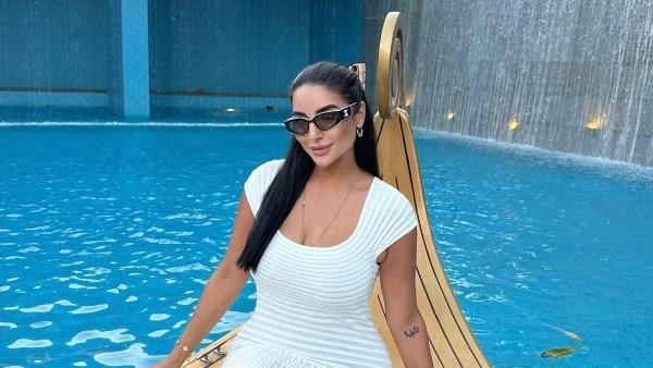 جوري بكر بإطلالة صيفية هادئة بفستان أبيض أنيق على المسبح