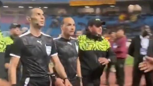 طاقم تحكيم مباراة الترجي وصنداونز يغادر الملعب تحت حماية أمنية