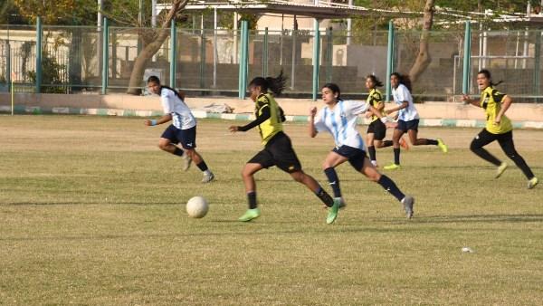 تعادل المقاولون العرب وبيراميدز في دوري الكرة النسائية 2-2