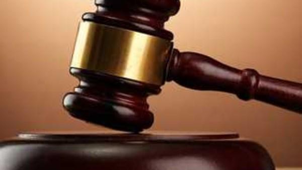 عامل خردة يحطم زجاج سيارات في شارع بالقاهرة تحت تأثير الكحول أثناء تدخل الشرطة