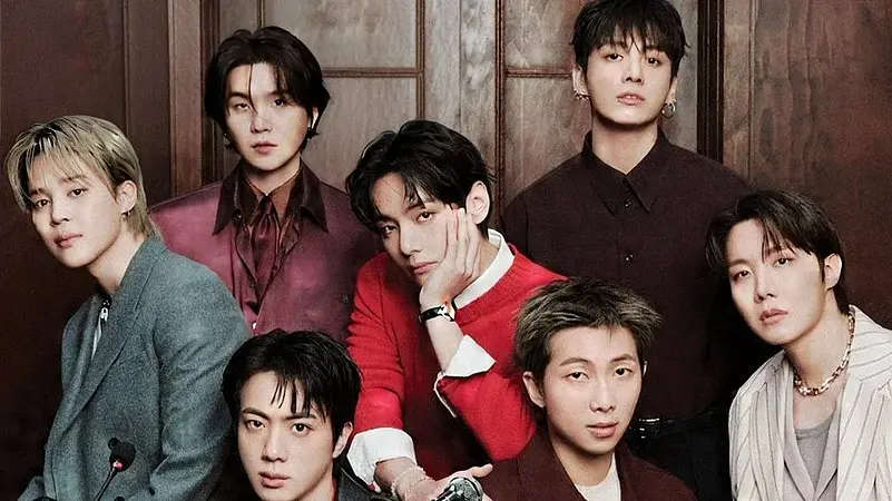 فرقة عالمية في برنامج Hot Ones أثناء تجربة الأجنحة الحارة مع شون إيفانز