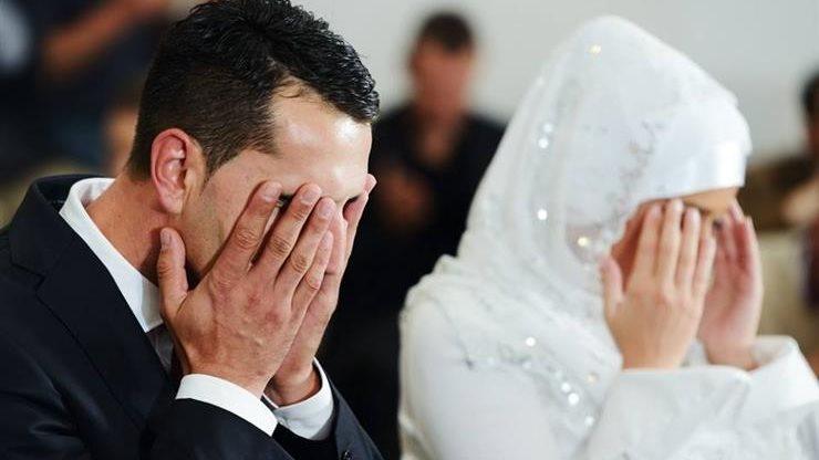 زوجان في بداية حياتهما الزوجية في أجواء هادئة