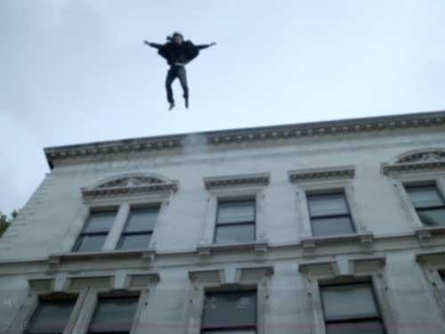 سقوط شخص من الطابق الرابع داخل كمبوند بالقاهرة الجديدة أثناء محاولة هروب