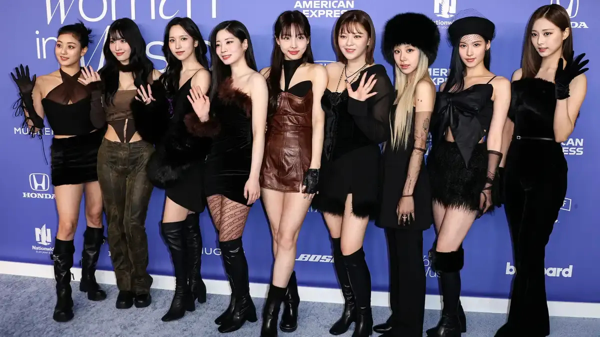 حفلات فرقة TWICE في تايوان مع حضور جماهيري ضخم وإضاءة مسرحية مبهرة