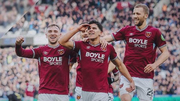 احتفال لاعبي وست هام بعد تسجيل هدف الفوز أمام إيفرتون في الدوري الإنجليزي