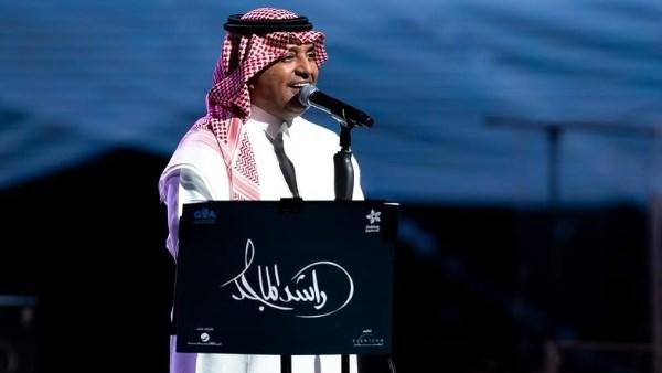 راشد الماجد يغني على مسرح في جدة وسط جمهور كبير في حفل طربي خليجي حماسي