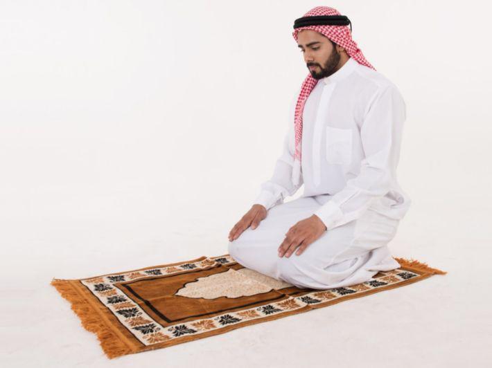 حكم تأخير الصلاة في شهر ذي القعدة وفضل أدائها في وقتها0