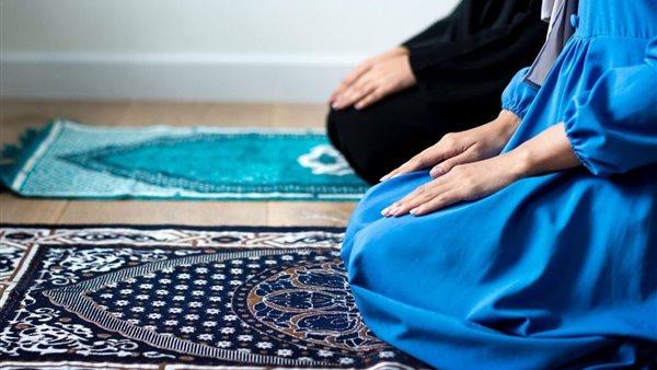 حكم صلاة المرأة أمام الرجال في مكان العمل