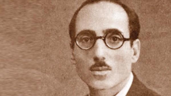 الموسيقار محمد القصبجي يعزف على آلة العود في إحدى حفلاته