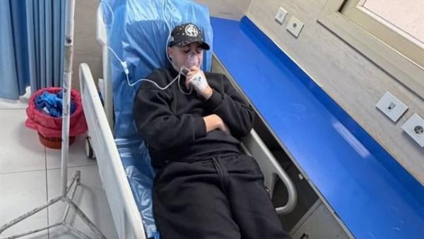 عنبة داخل المستشفى أثناء تلقيه جلسة أكسجين بعد وعكة صحية مفاجئة