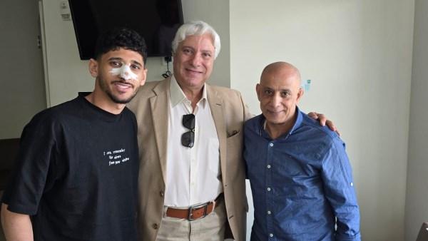 مدير الكرة بالزمالك يزور لاعب بيراميدز أحمد عاطف في المستشفى بعد الإصابة