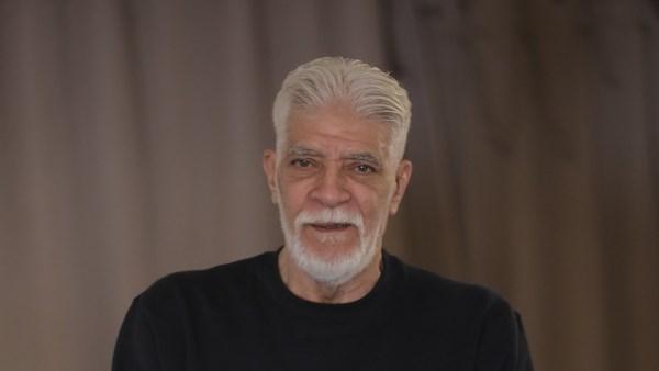 طارق النهري أثناء تصوير مشهد درامي داخل مسلسل المداح 6 وسط أجواء مليئة بالدخان