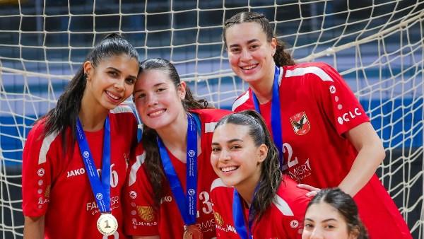 لاعبات الأهلي يحتفلن بكأس مصر لكرة اليد للسيدات