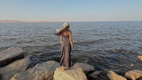 ناهد السباعي بإطلالة صيفية أنيقة من أمام البحر تعكس الجمال والبساطة في جلسة تصوير طبيعية