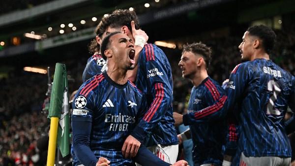 لاعبو آرسنال أثناء الإحماء قبل مواجهة نيوكاسل في الدوري الإنجليزي