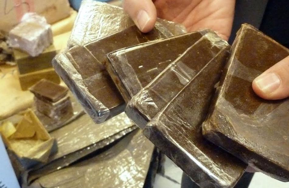 حبس 3 متهمين في الجيزة بتهمة غسل 100 مليون جنيه من تجارة المخدرات