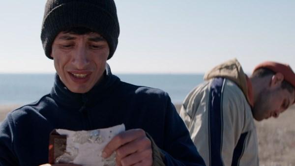 مشهد من فيلم Dead Dogs Don’t Bite يعكس عالم النفايات والفساد