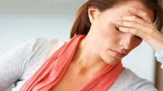 أطعمة تحسن المزاج وتدعم الصحة النفسية مثل السلمون والقهوة والتوت