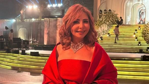 لميس الحديدي بإطلالة حمراء أنيقة في حفل زفاف ابنة محمد السعدي وسط نجوم الفن