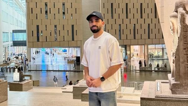 مروان عطية من المتحف المصري الكبير بإطلالة كاجوال