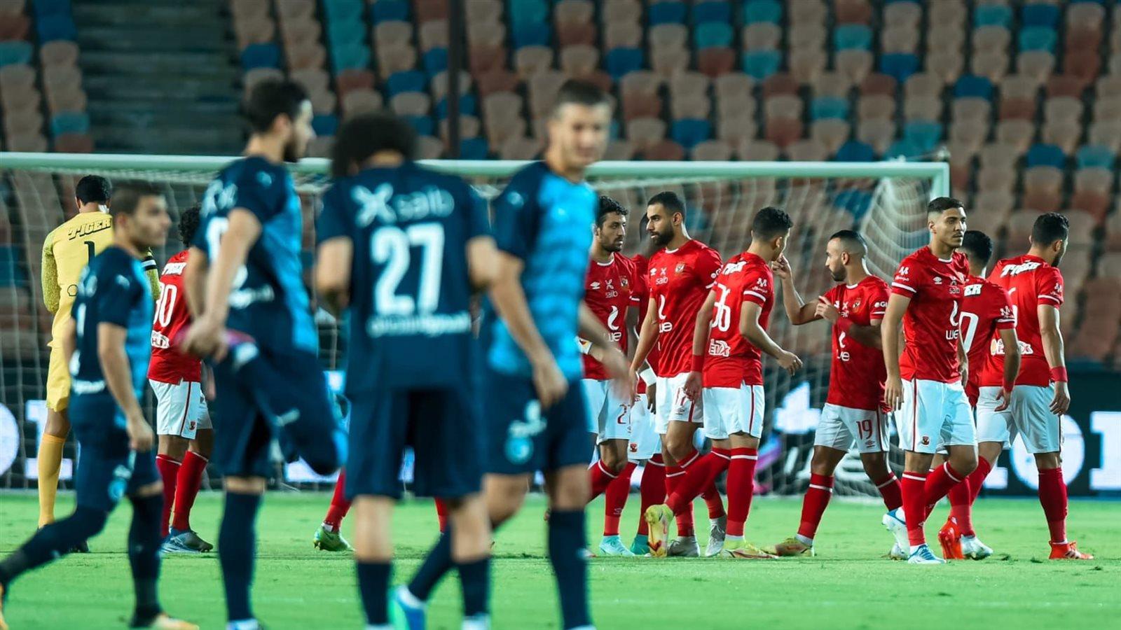 لاعبو الأهلي وبيراميدز في مواجهة قوية بالدوري المصري
