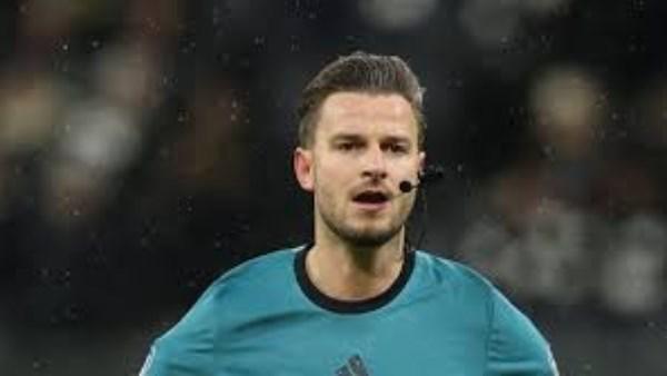 الحكم الألماني دانيال شلاجر يدير مباراة بيراميدز والأهلي