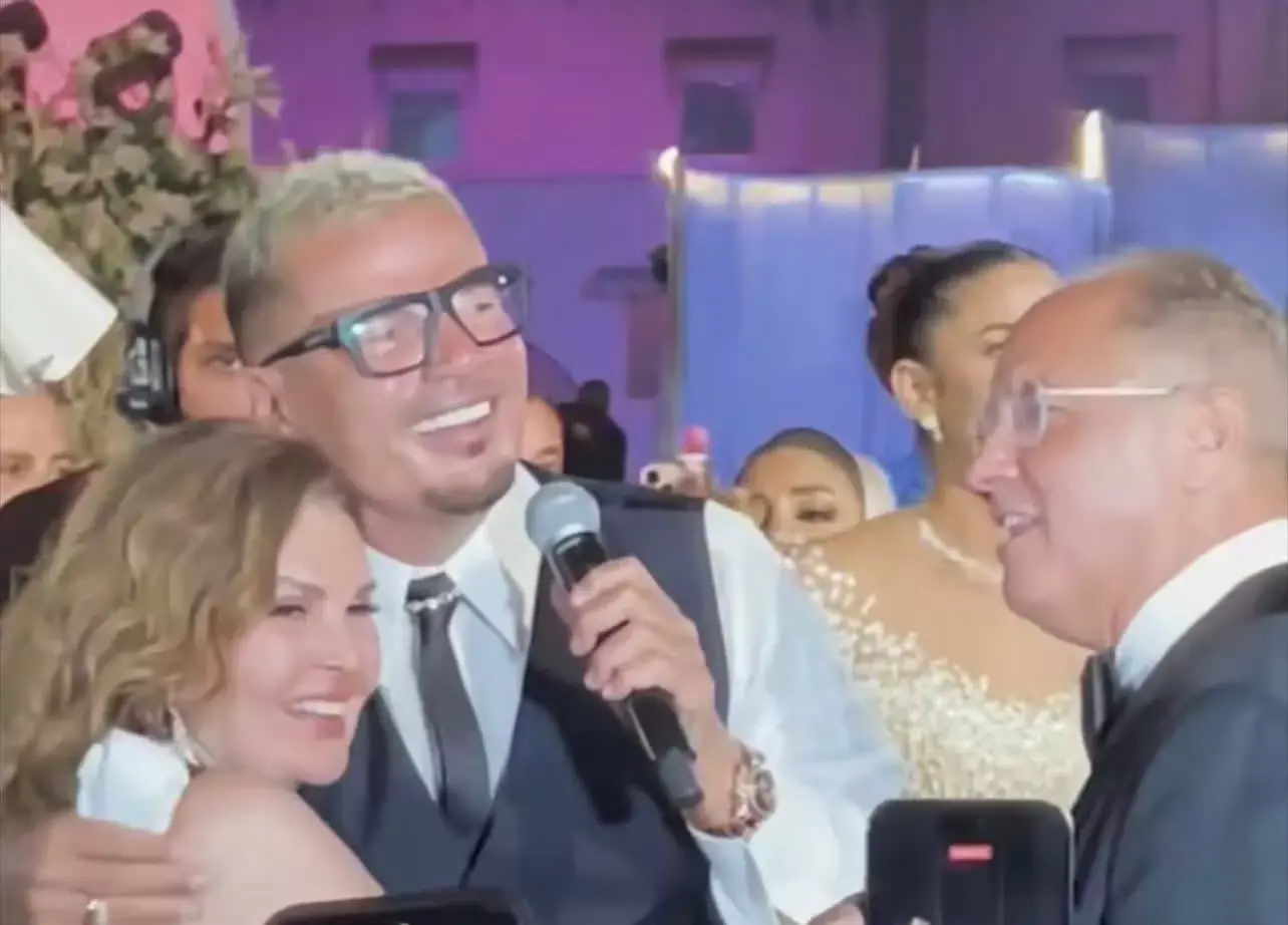 عمرو دياب ويسرا على المسرح في حفل زفاف محمد السعدي وسط جدل إعلامي