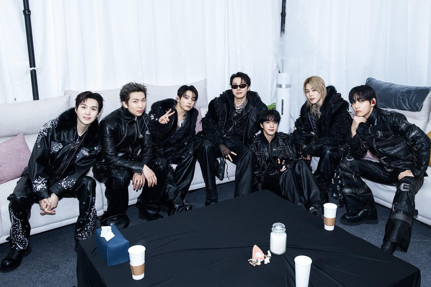 عرض حي لفرقة BTS في مدينة تامبا خلال افتتاح جولة Arirang العالمية، مع إضاءة بنفسجية ضخمة وجمهور هائل يملأ الاستاد في أجواء احتفالية عالمية 