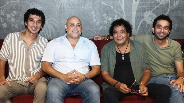 المؤلف هيثم دبور مع فريق فيلمي “ضي” و“32B” أثناء تسلم الجوائز في مهرجان سوسة الدولي