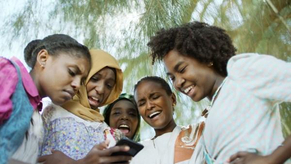 مشهد من فيلم ملكة القطن للمخرجة سوزانا ميرغني يعكس صراع الأرض والهوية في قرية سودانية