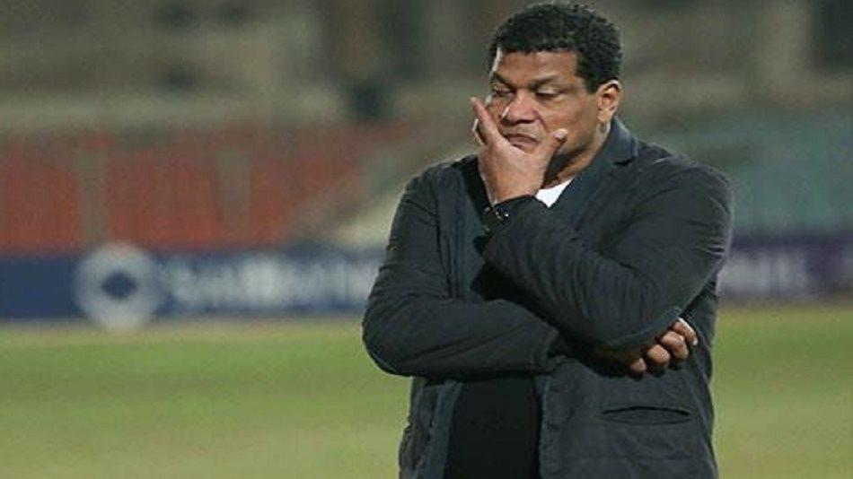 علاء عبد العال مدرب غزل المحلة خلال مباراة في الدوري المصري