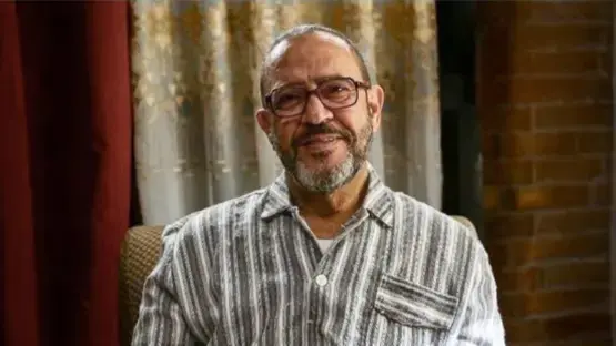 الفنان عمرو محمد علي يوجه الشكر لأشرف عبد الباقي بعد دعمه له بكرسي كهربائي خلال رحلته مع المرض