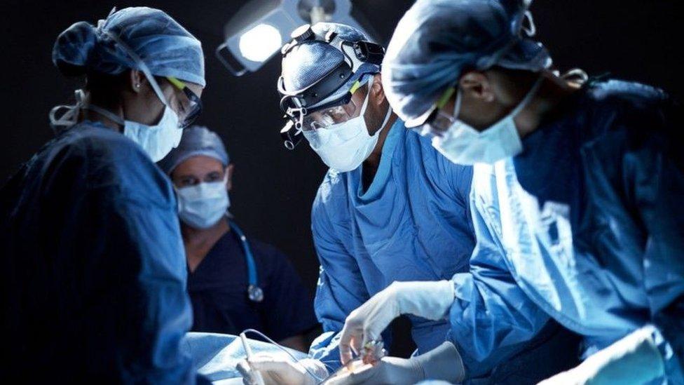 إحالة طبيب تخدير إلى الجنايات بتهمة هتك عرض مريضة داخل مستشفى بالقاهرة
