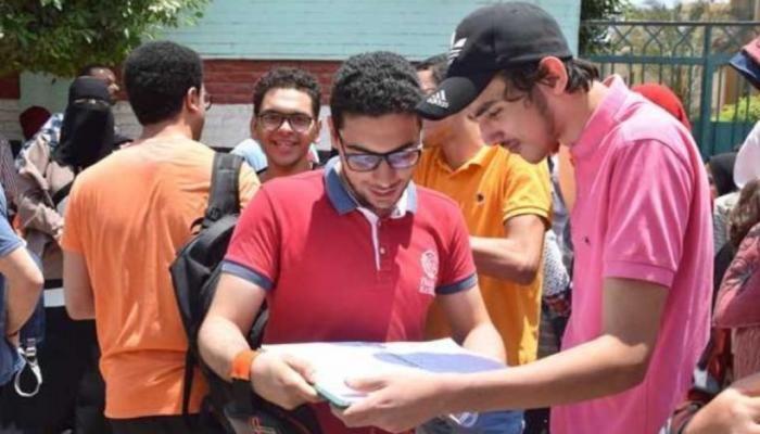 طلاب الثانوية العامة يذاكرون ويؤدون الدعاء قبل الامتحانات