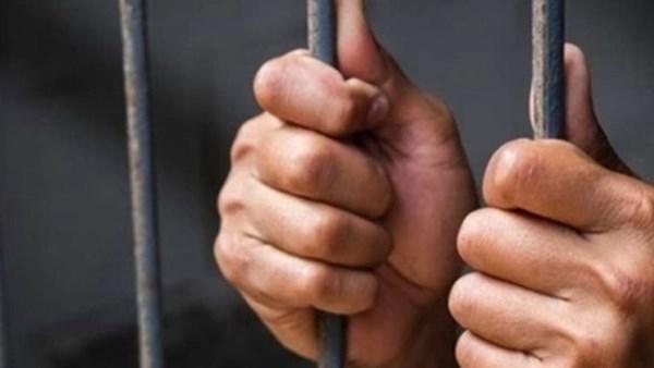 ضبط مخزن مواد غذائية غير مرخص يحتوي على توابل مجهولة المصدر ومنتهية الصلاحية في الشرقية