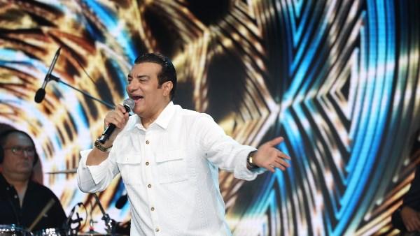 إيهاب توفيق خلال حفله في أبوظبي وسط حضور جماهيري كامل العدد