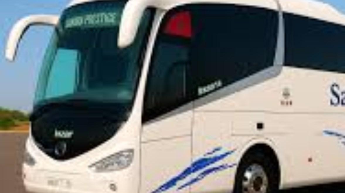 طلاب مدرسة في رحلة صحراوية بعد تعطل أتوبيس على طريق مصر الإسكندرية